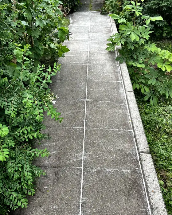 Gartenweg nachher, Fugen frei