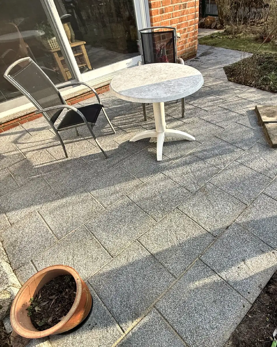 Dieselbe Terrasse nachher: gereinigt und frei von Unkraut