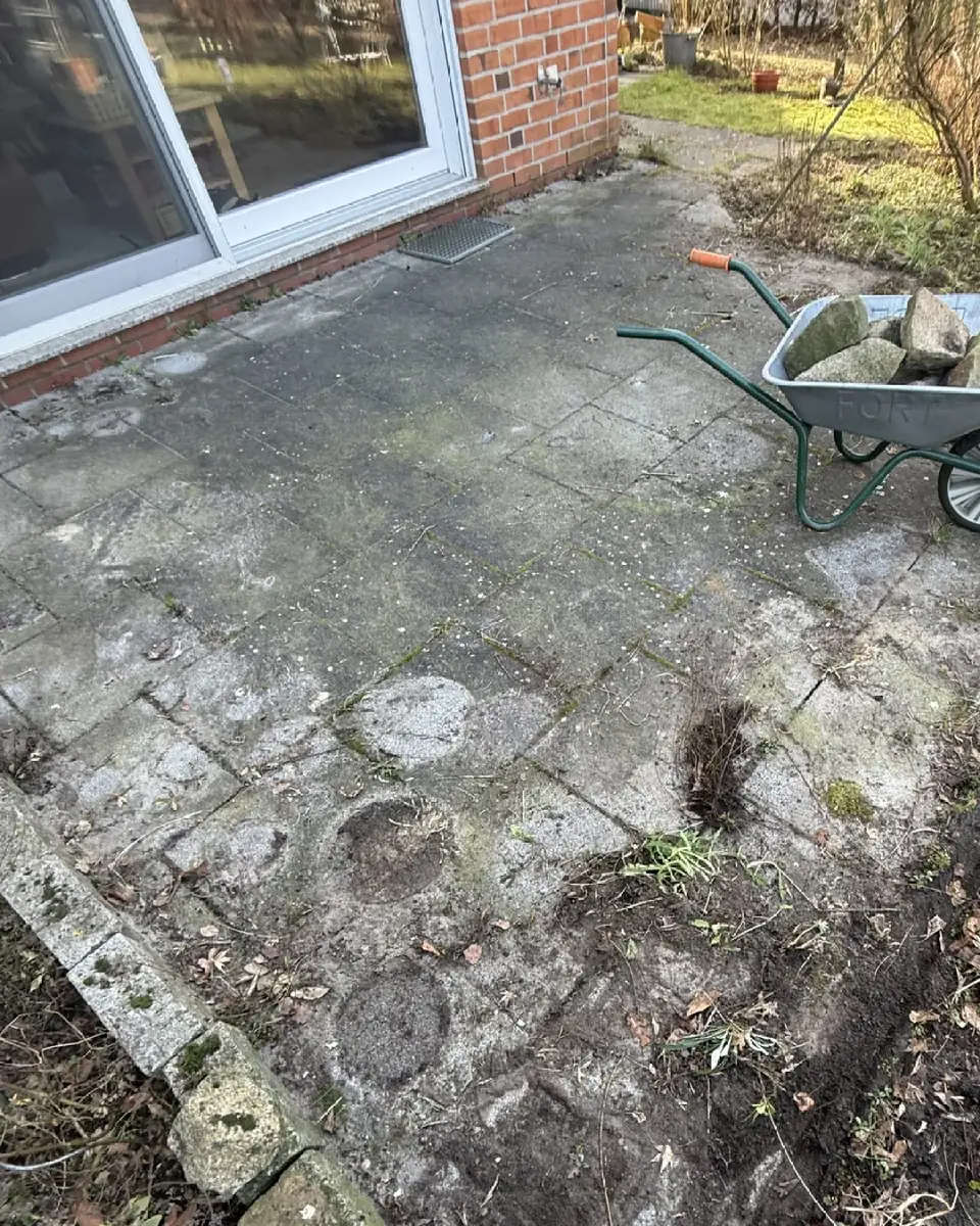 Terrasse vorher: Moos, Dreck und Unkraut zwischen den Platten