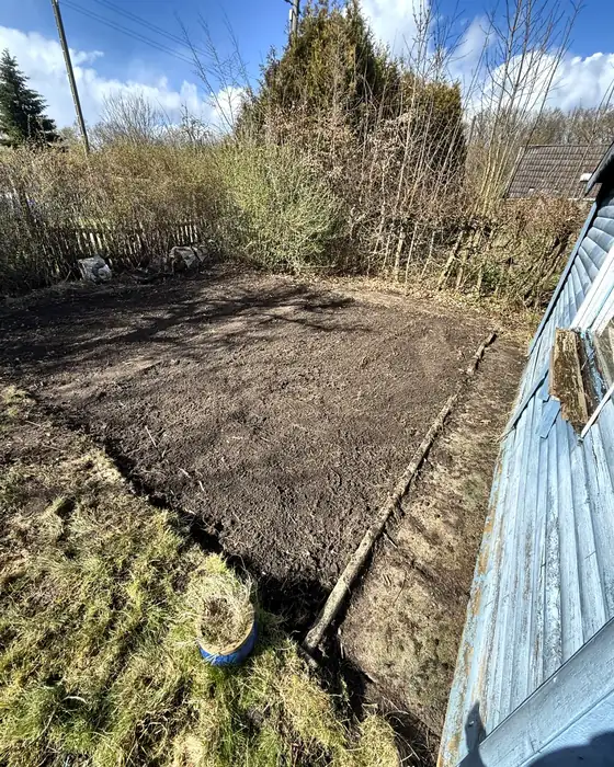 Dieselbe Fläche freigeschnitten und umgegraben