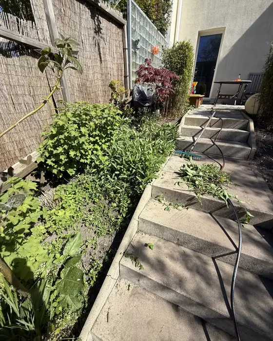 Beet an der Treppe vorher