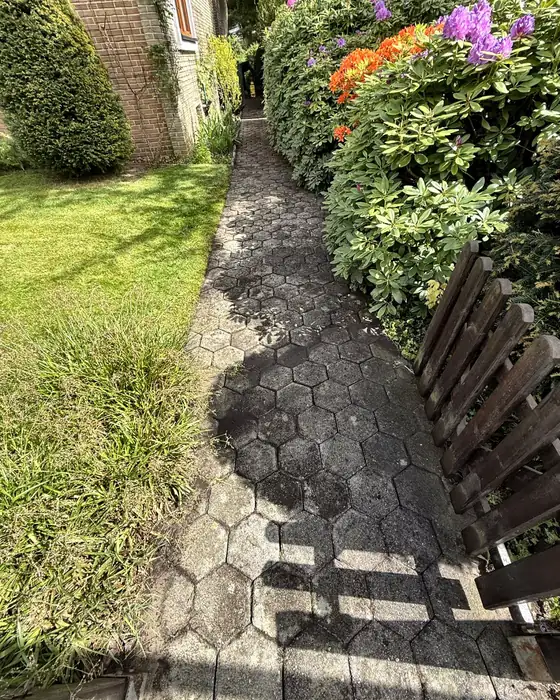 Weg am Staudenbeet nachher, gereinigt